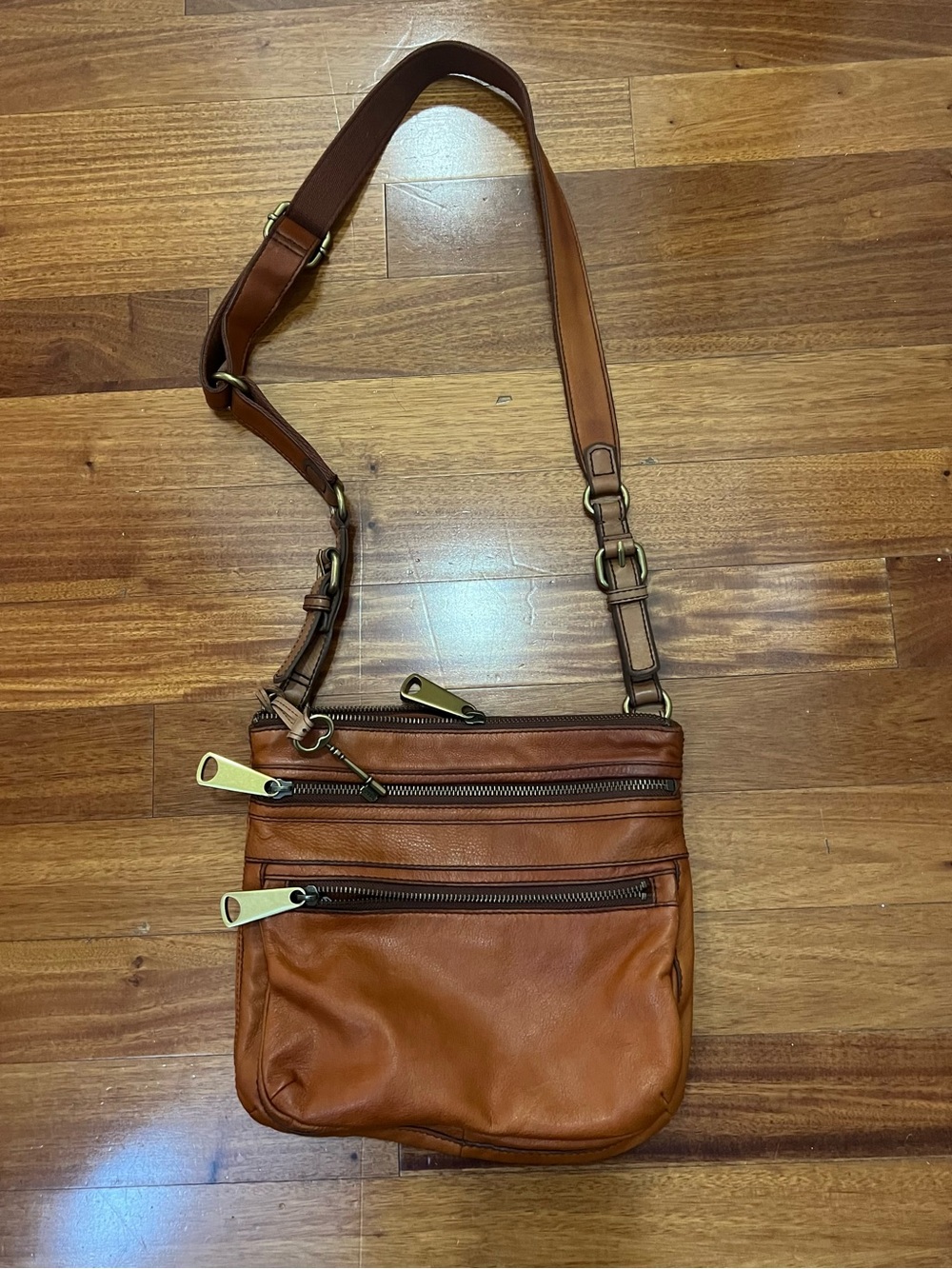 FOSSIL vintage cognac leather crossbody with oversized zippers & key 🔑 charm